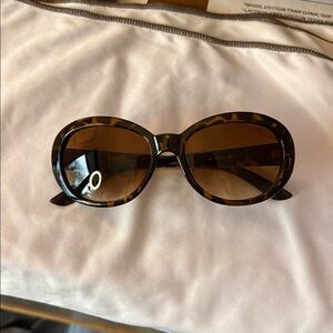 NWOT Marilyn Monroe Tortoise Sunnies, oversized, brown lens, oval shape